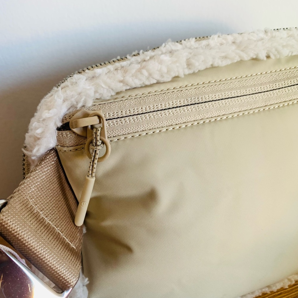 NWT! Lululemon! Everywhere Fleece Belt Bag in Natural Ivory Trench - Picture 10 of 16